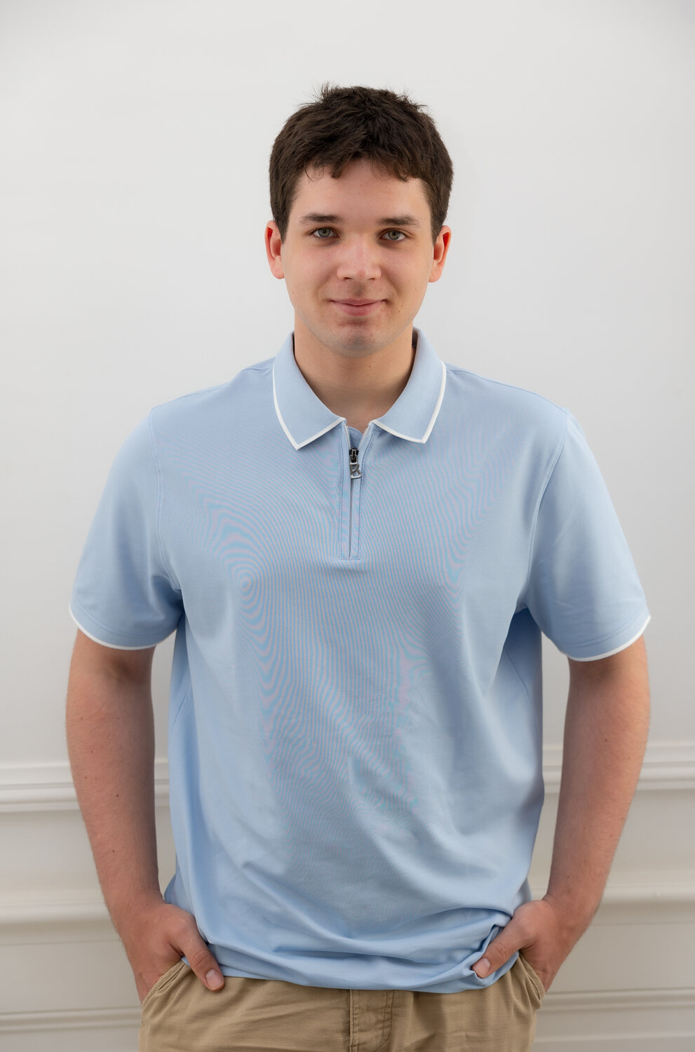 David Averbah im blauen Polo-Hemd. 