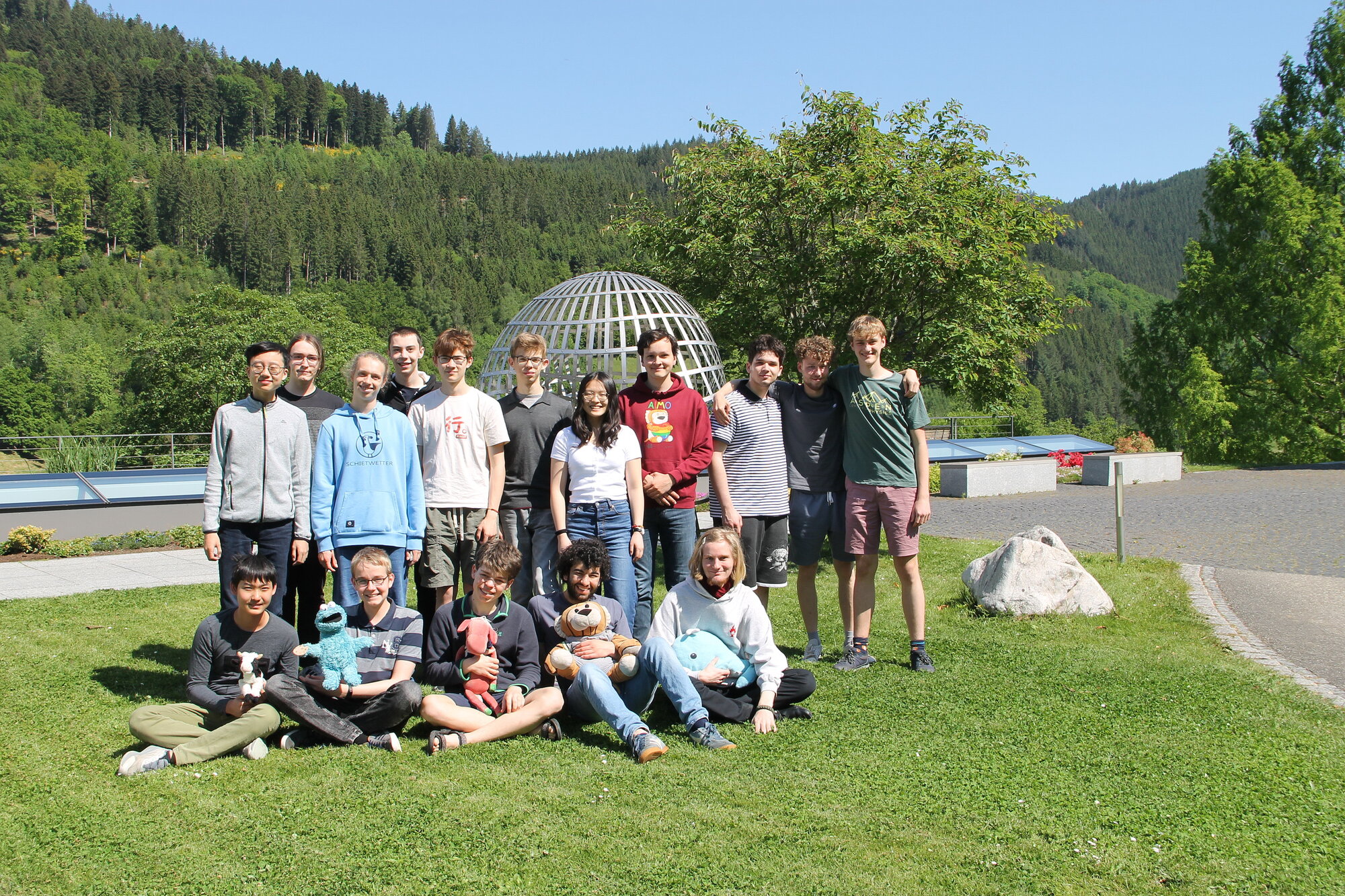 Gruppenfoto mit den Teilnehmerinnen und Teilnehmern des AIMO-Seminars in Oberwolfach 2025.
