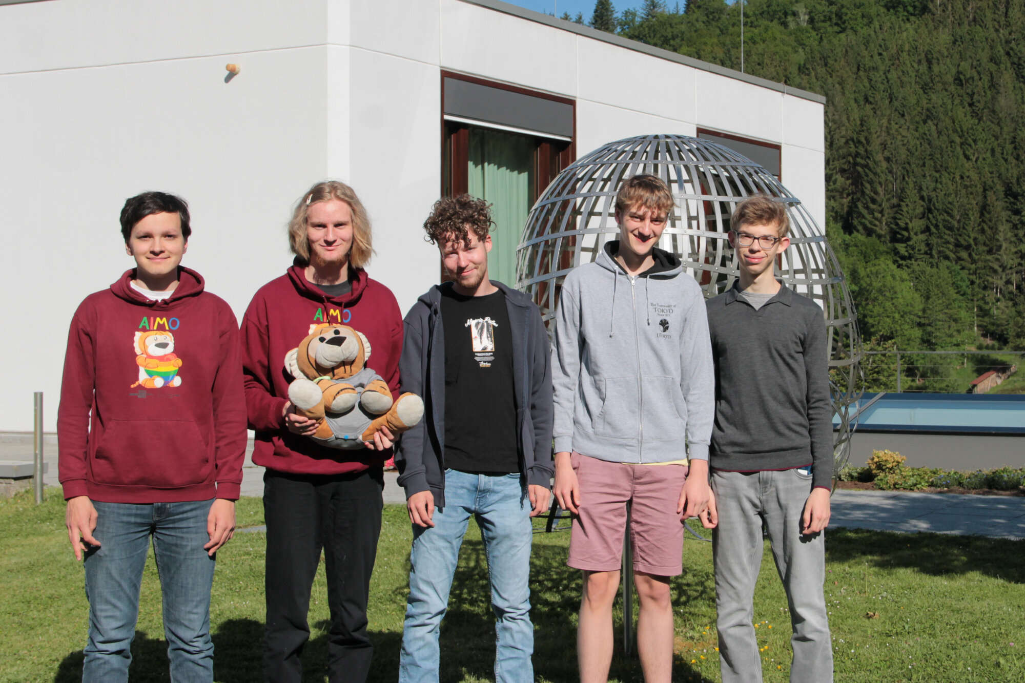Das Team für die IMO 2025 vor dem Mathematischen Forschungsinstitut Oberwolfach - es fehlt: David Averbah