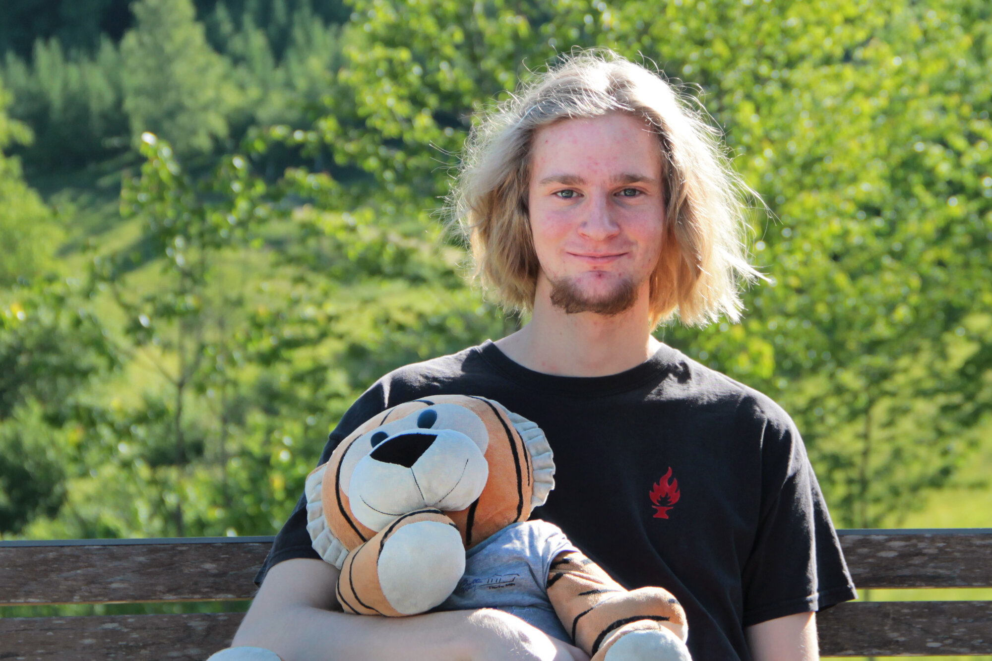 David Lindenthal mit MathemaTigerin draußen im Grünen