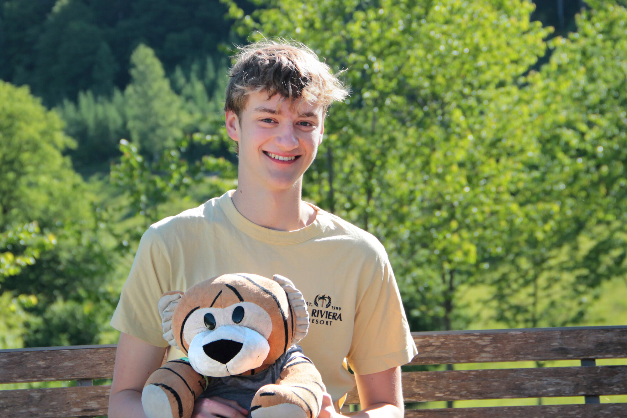 Philip Trebst mit MathemaTigerin draußen im Grünen