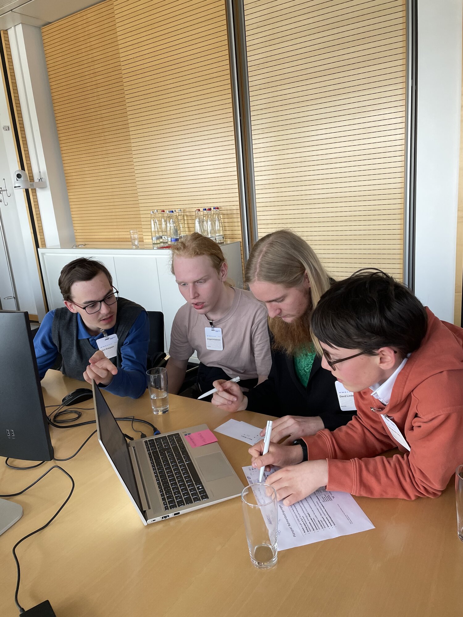 Jugendliche sitzen vor einem Laptop