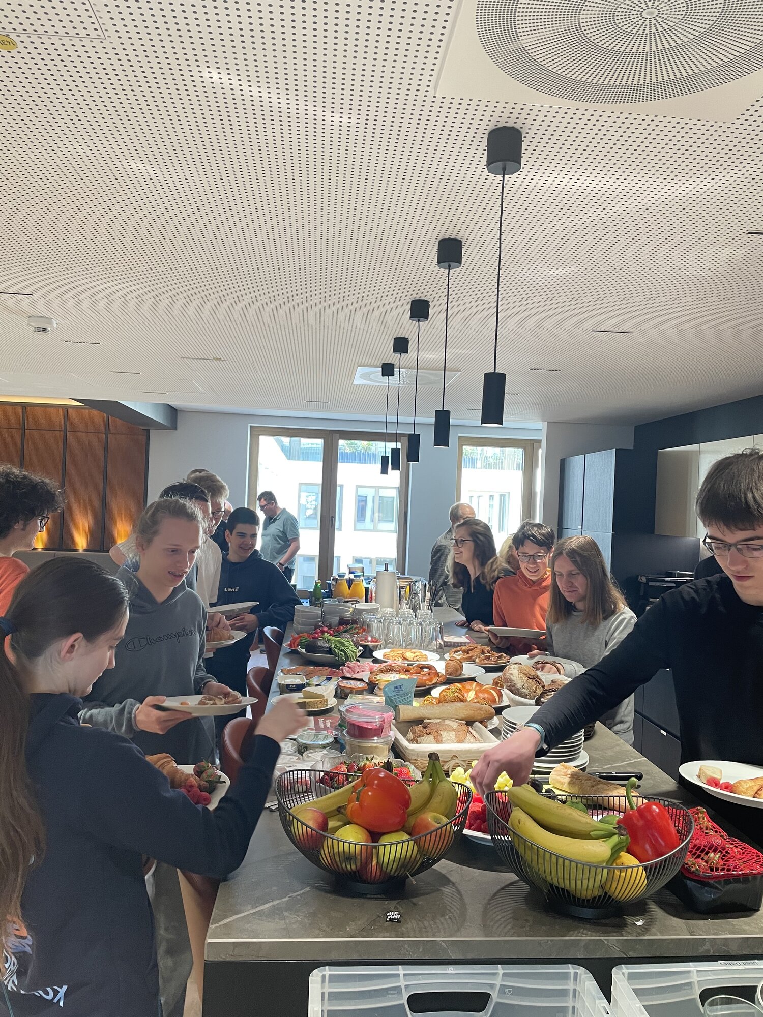 Jugendliche bedienen sich am Frühstücksbüffet