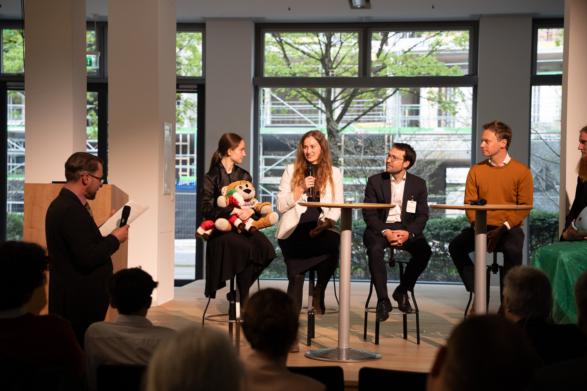 Teilnehmende des Podiumsgesprächs auf der Bühne