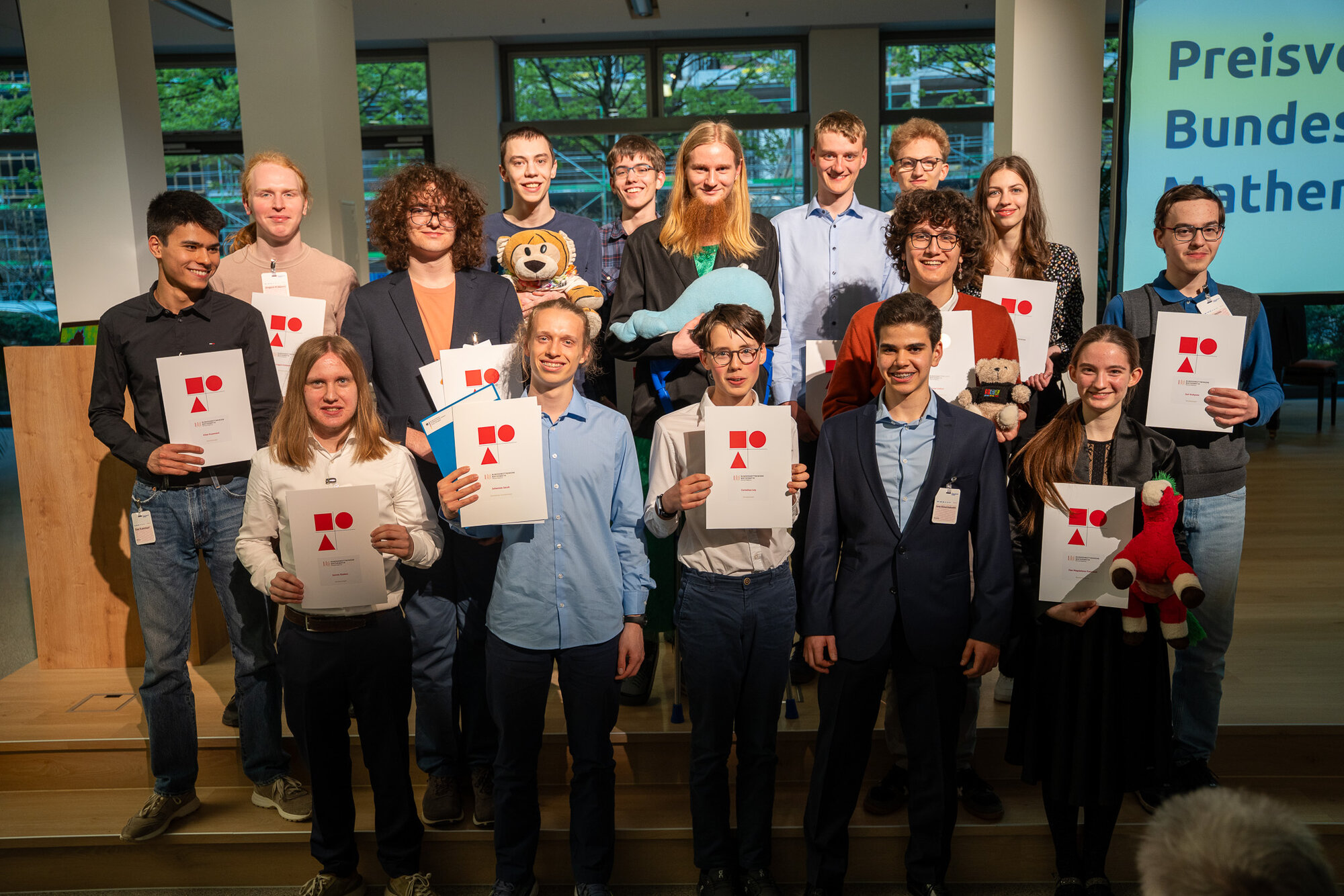 Gruppenfoto Preisträger und Preisträgerinnen mit Urkunden