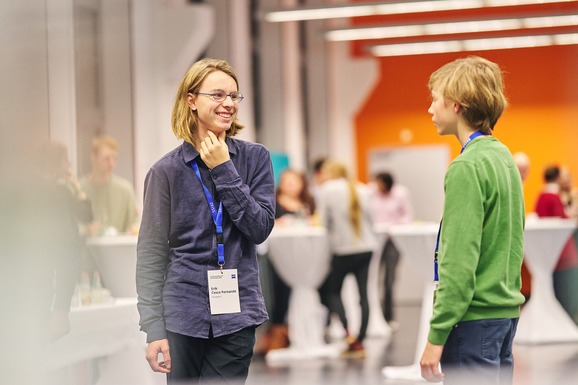Zwei Preisträger unterhalten sich beim Buffet zum Ende der Veranstaltung.
