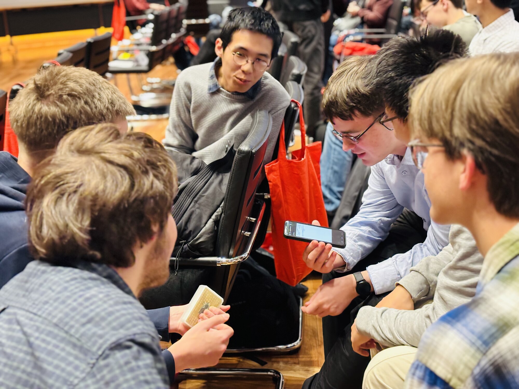 Preisträger des Bundeswettbewerbs in einer Gesprächsrunde vertieft