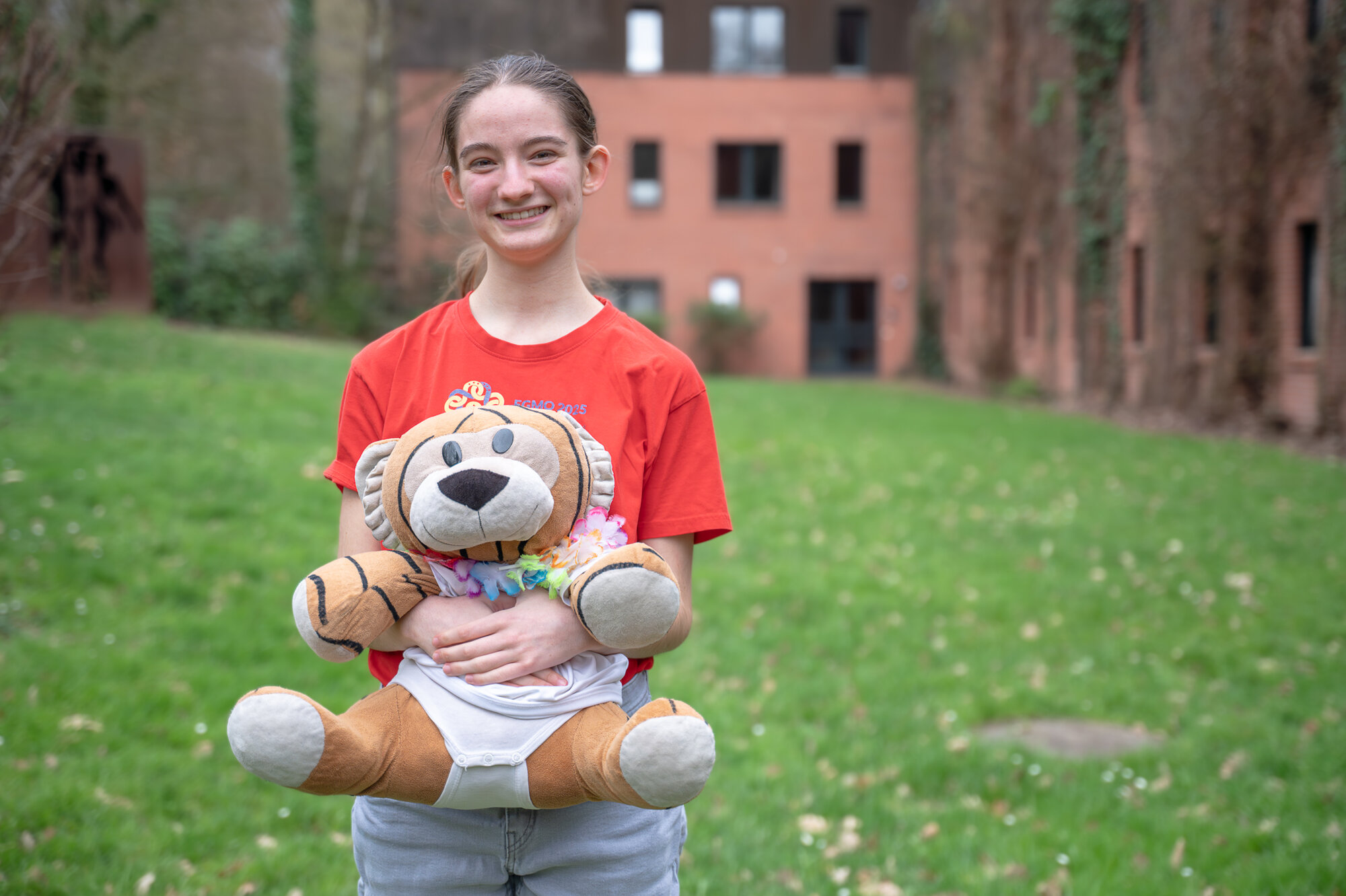 Einzelfoto von Teilnehmerin Ilsa Freysoldt mit Maskottchen