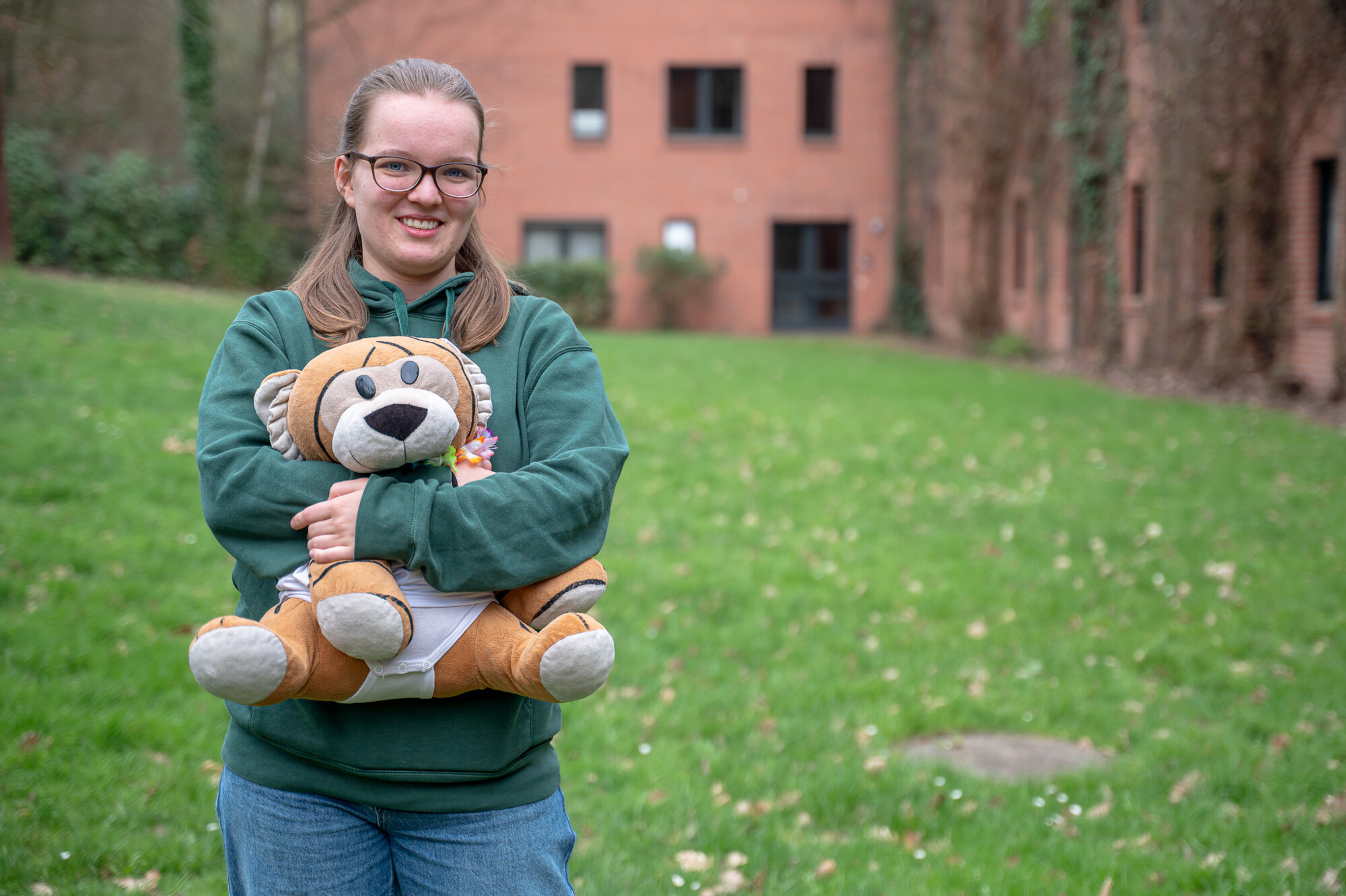 Einzelfoto von Teilnehmerin Maike Konang mit Maskottchen