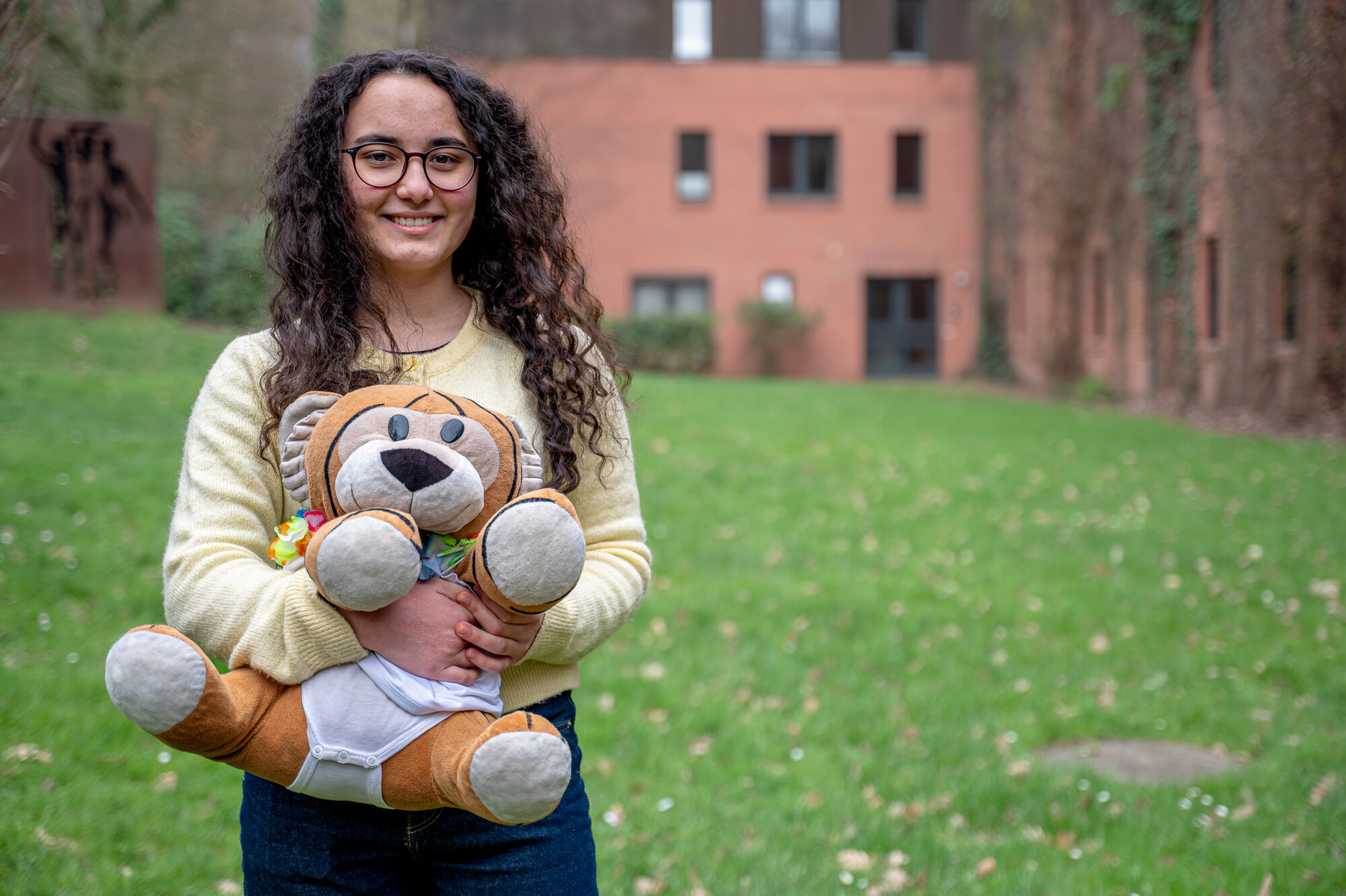 Einzelfoto von Teilnehmerin Rafiga Gambarova mit Maskottchen