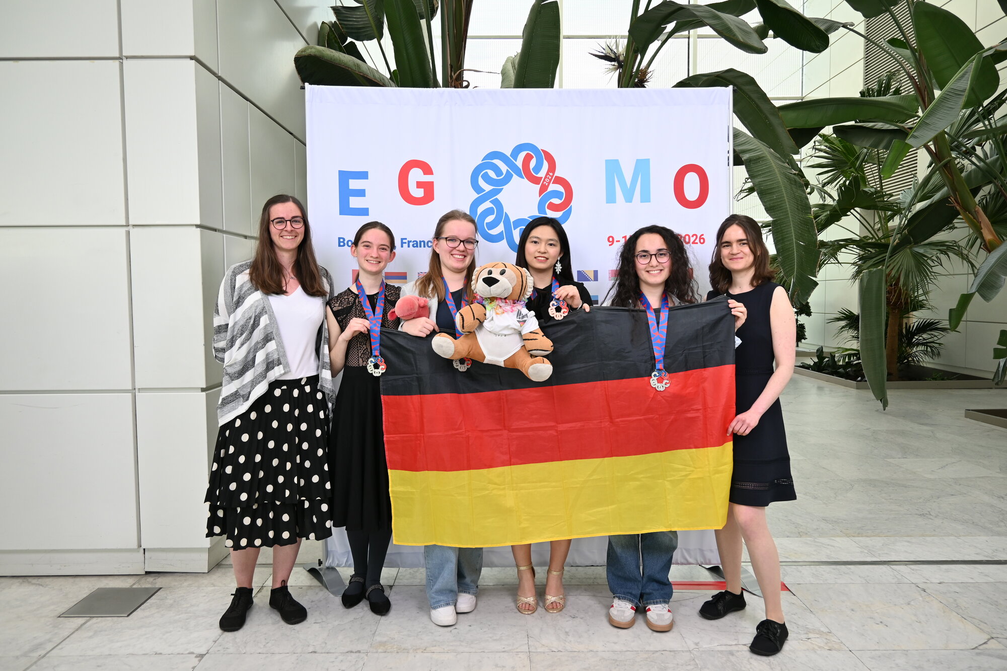 Gruppenbild der EGMO-Preisträgerinnen und Delegationsleiterinnen