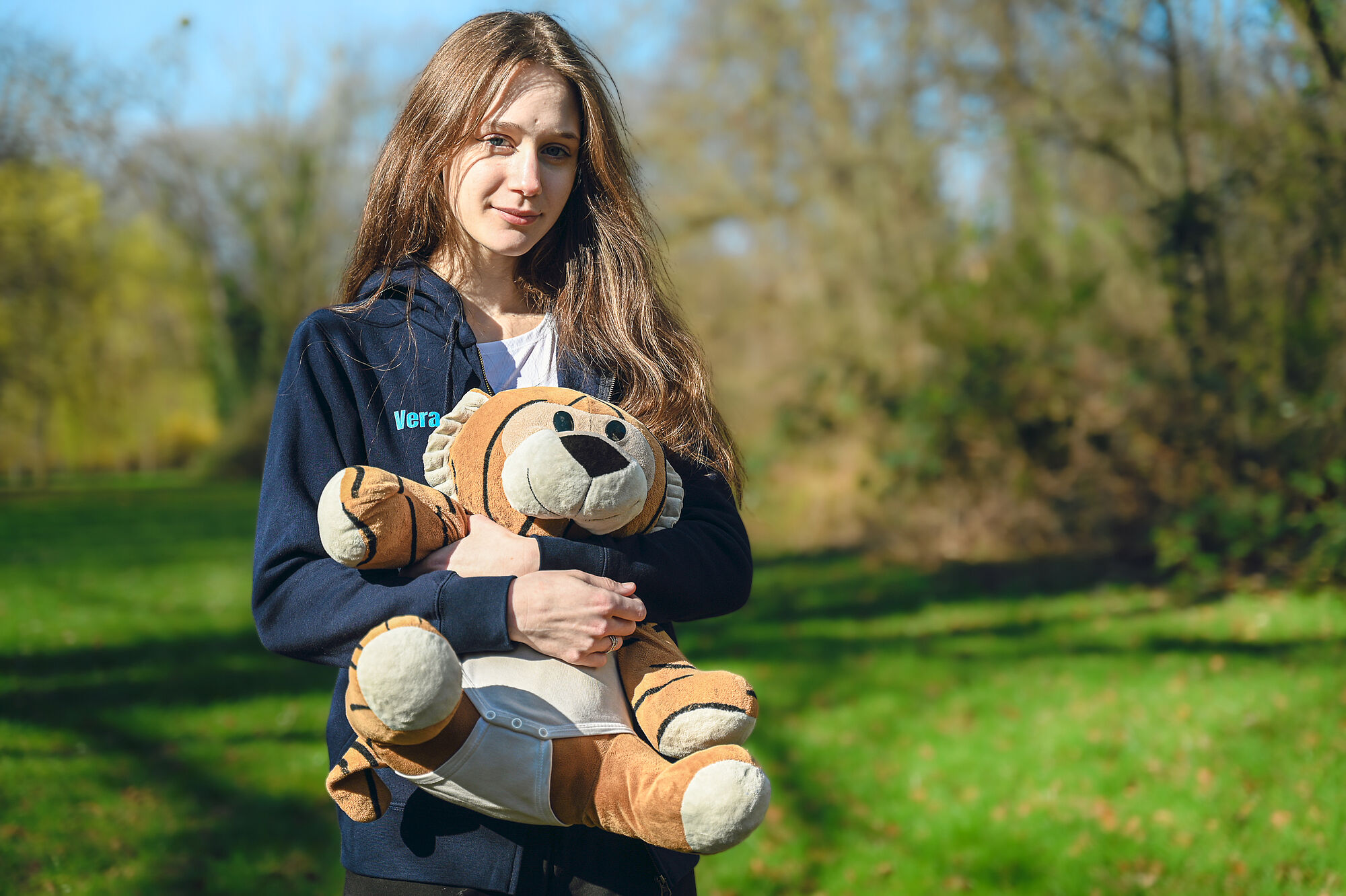 Vera Lavrova mit MathemaTigerin und EGMO-Pullover im Grünen. 