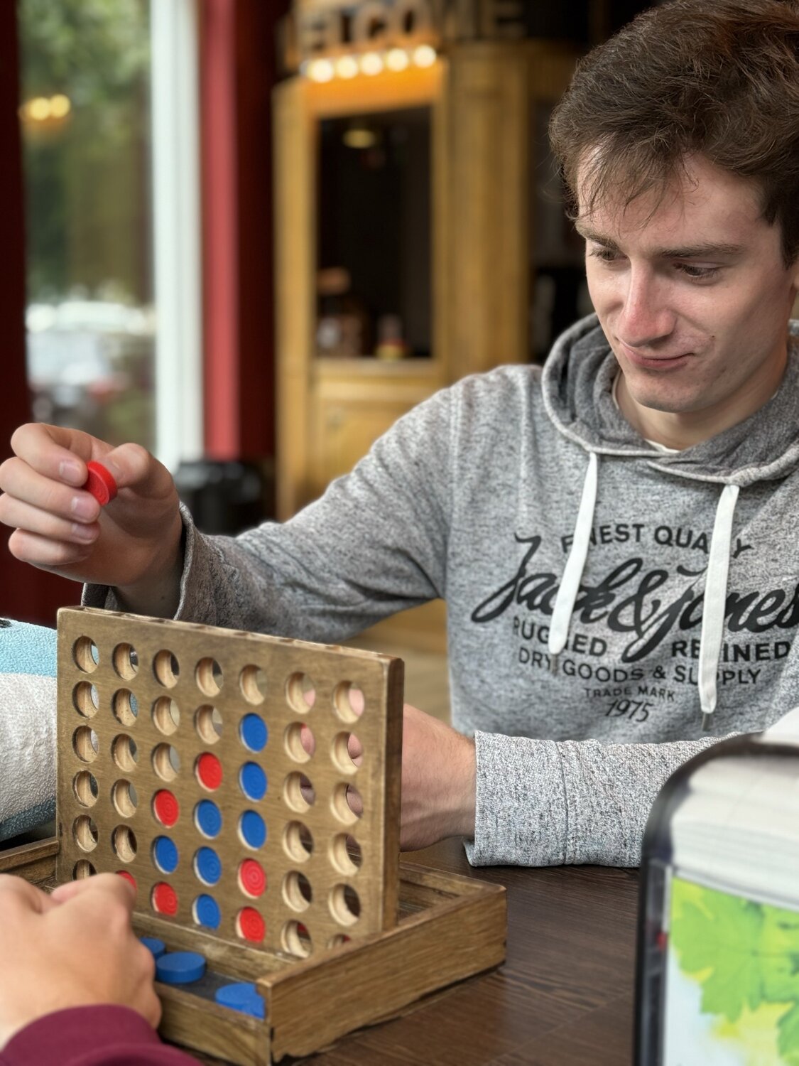 Teilnehmer des Europa-Seminars beim Spielen von Vier Gewinnt