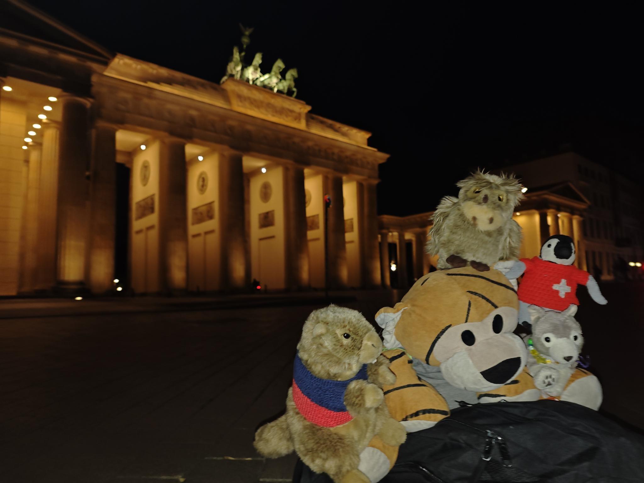 Die Maskottchen der 4 Länder vor dem Brandenburger Tor