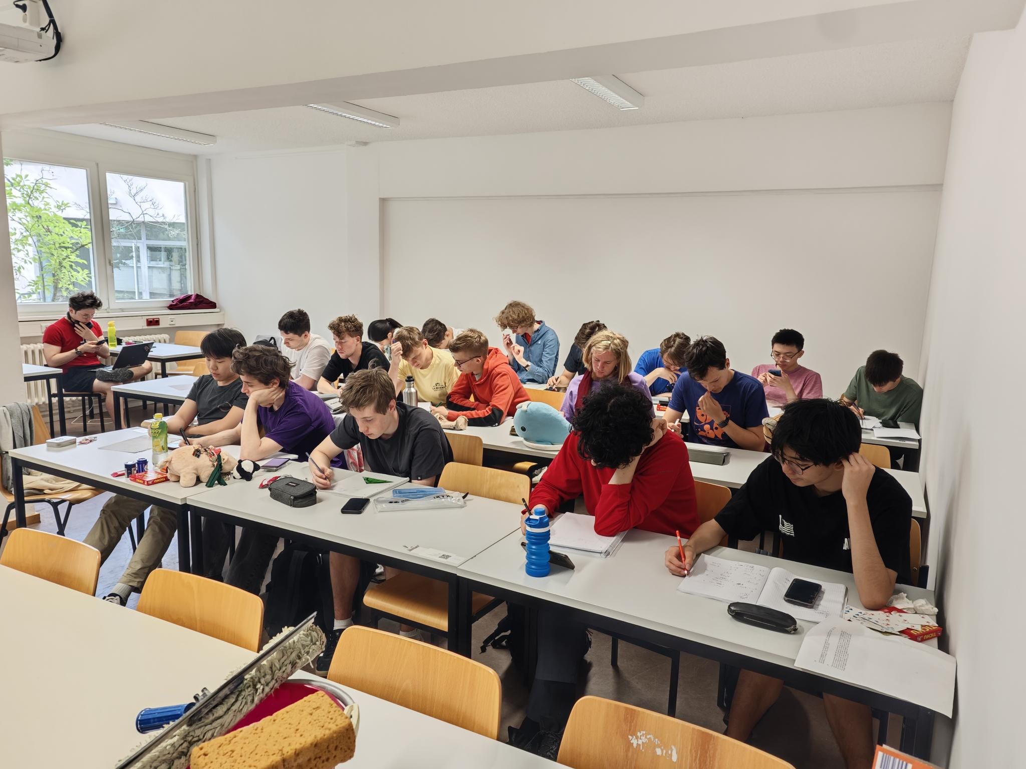 Die Teilnehmenden des Europa-Seminars im Seminarraum konzentriert über ihre Aufgaben gebeugt