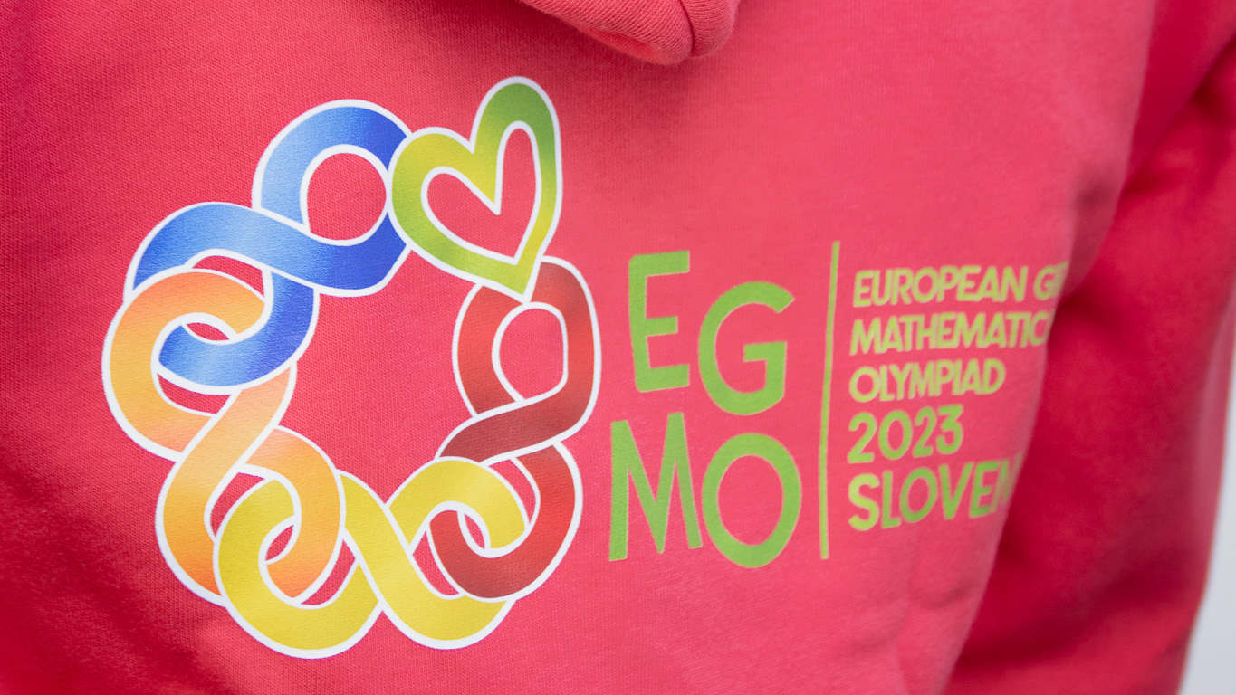 Das Logo der EGMO (European Girls' Mathematical Olympiad) auf dem Rücken eines roten Pullovers
