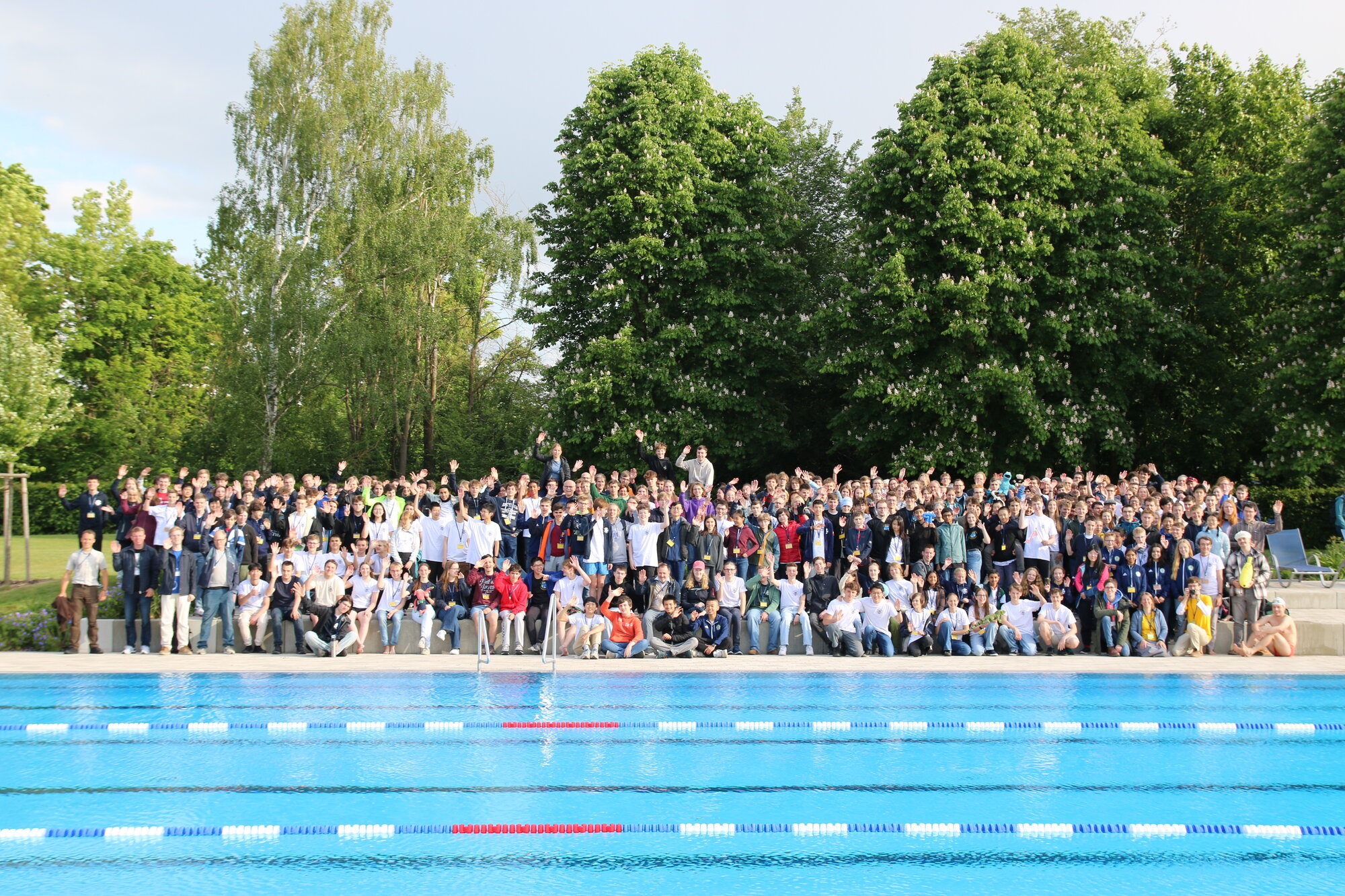 Gruppenbild der Teilnehmenden vor dem Freibad in Göttingen