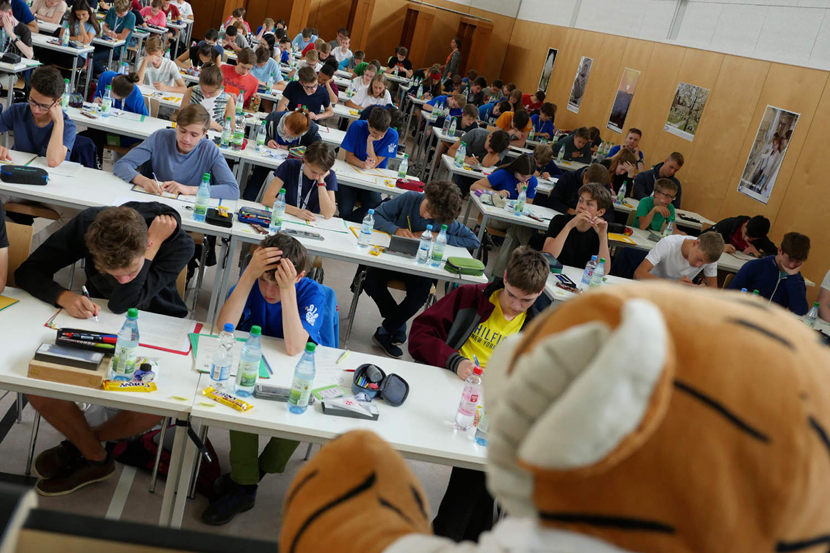 Klausursituation bei der Bundesrunde der Mathematik-Olympiade.