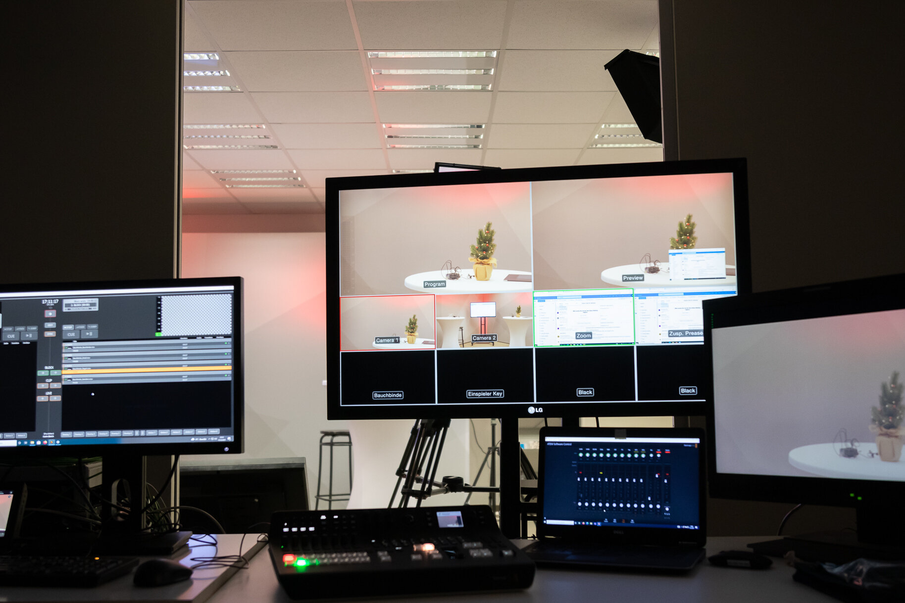 Ein dunkler Raum mit Streaming-Equipment, im Hintergrund die Bühne