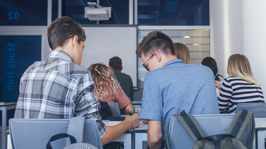 Zwei Schüler lösen gemeinsam eine Aufgabe im Klassenzimmer.