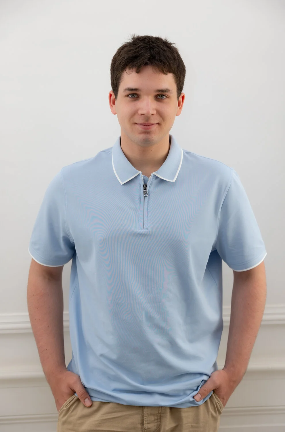 David Averbah im blauen Polo-Hemd. 