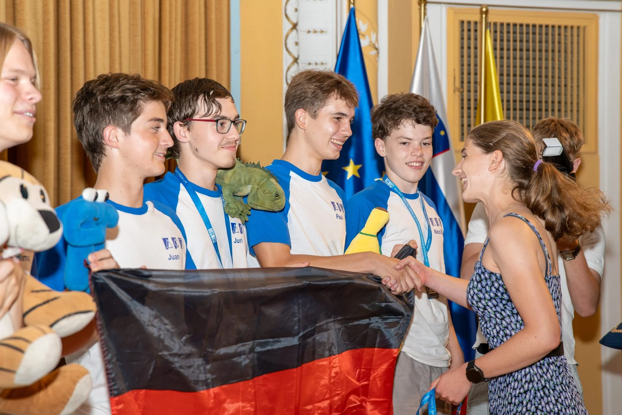 Gratulation bei MEMO-Preisverleihung an Team Deutschland