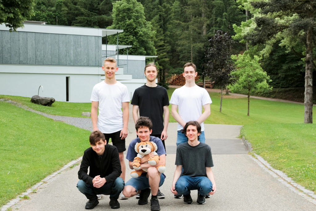 Diese sechs Mathe-Asse vertreten Deutschland bei der IMO in Oslo. Hinten von links: Timo Lörke, Samuel Meyer, Christian Noaghiu. Vorne von links: Juri Kaganskyi, Dimitrii Galatenko, Boldizsár Mann. Foto: Dr. Tatjana Ruf, Mathematisches Forschungsinstitut Oberwolfach 
