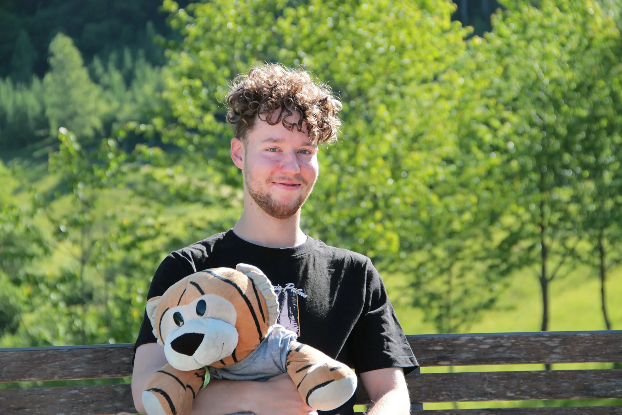 Philipp Lörcks mit MathemaTigerin draußen im Grünen