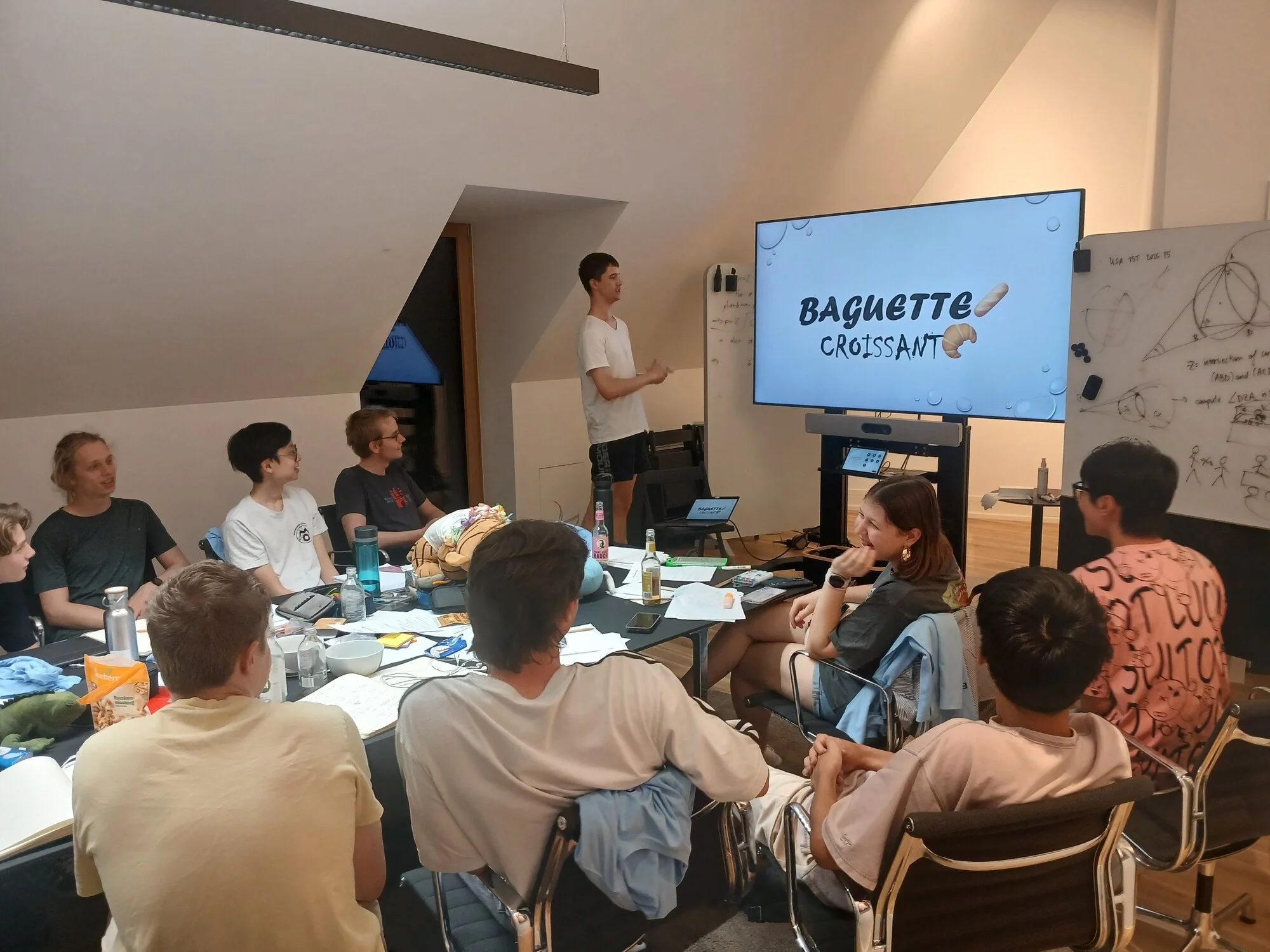 Gruppe sitzt vor Bildschirm