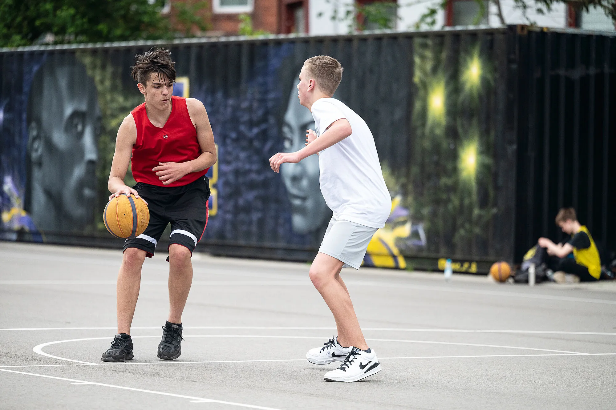 Zwei Teilnehmer der MO-Bundesrunde beim Basketballspiel. 