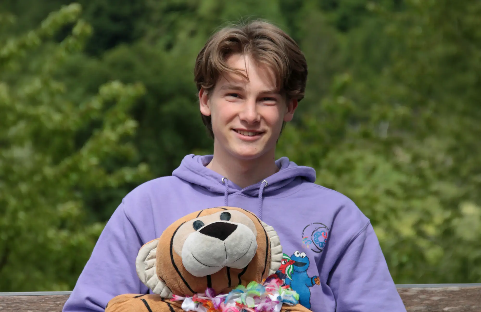 Teilnehmer Benedict Sittig mit Maskottchen
