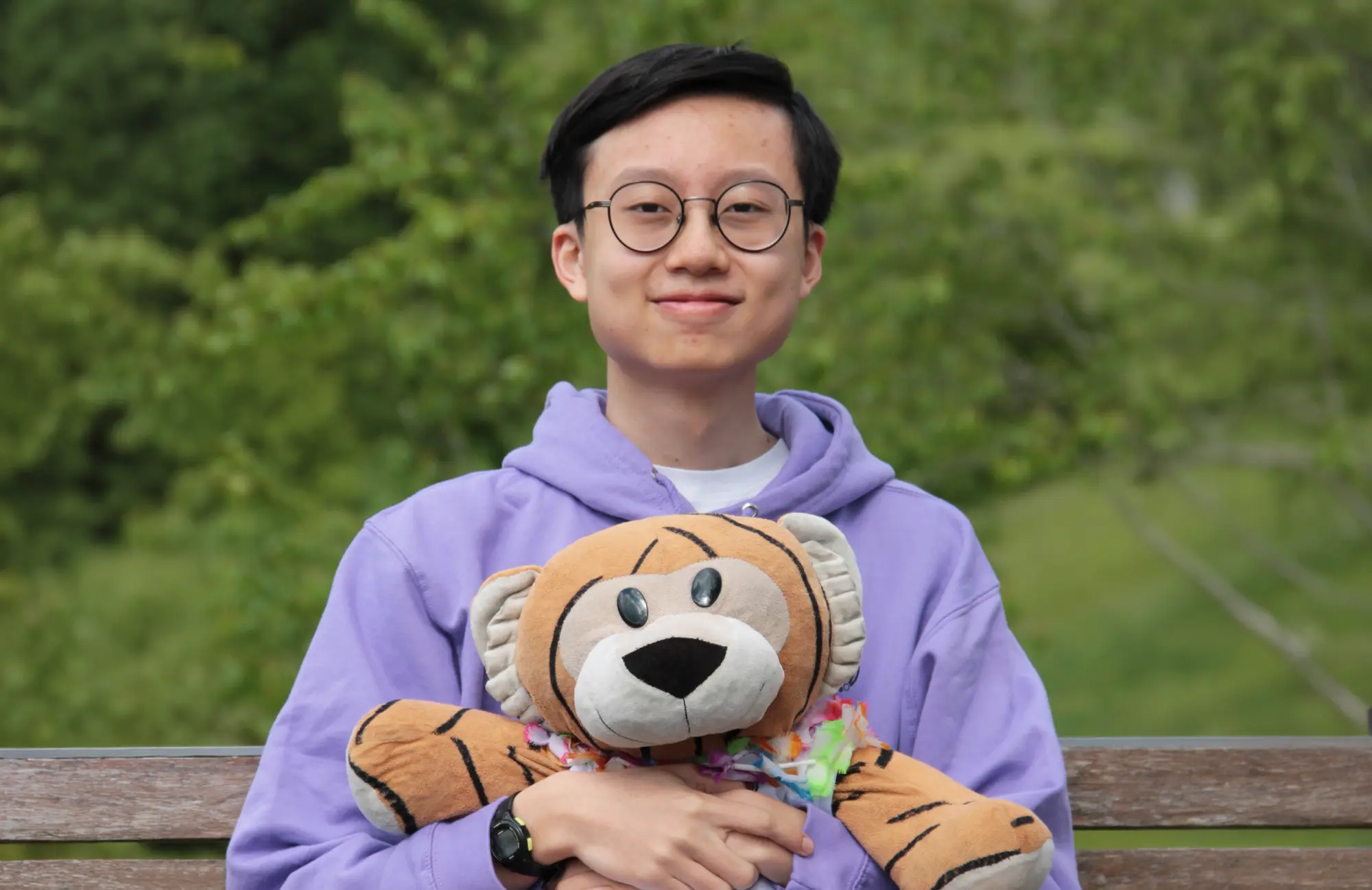 Teilnehmer David Kurniady mit Maskottchen