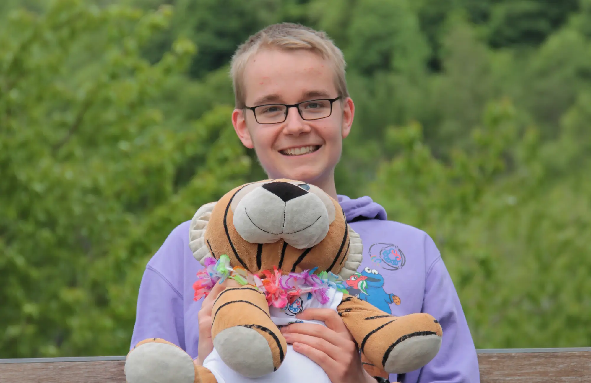 Teilnehmer Ben Fischer mit Maskottchen