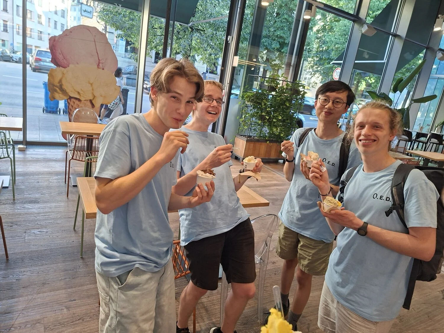 Teilnehmer beim Eis essen
