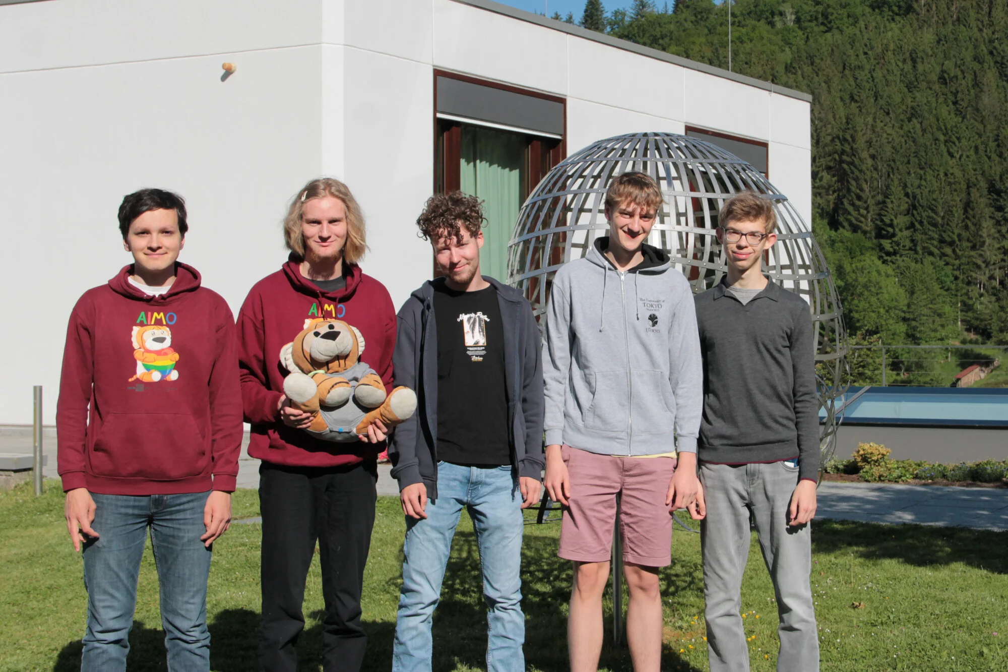 Das Team für die IMO 2025 vor dem Mathematischen Forschungsinstitut Oberwolfach - es fehlt: David Averbah
