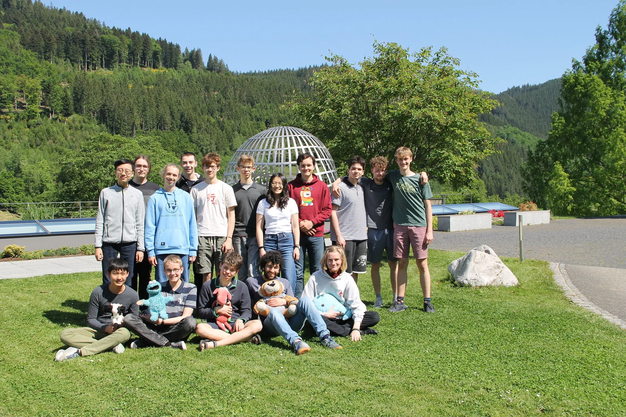 Gruppenfoto mit den Teilnehmerinnen und Teilnehmern des AIMO-Seminars in Oberwolfach 2025.