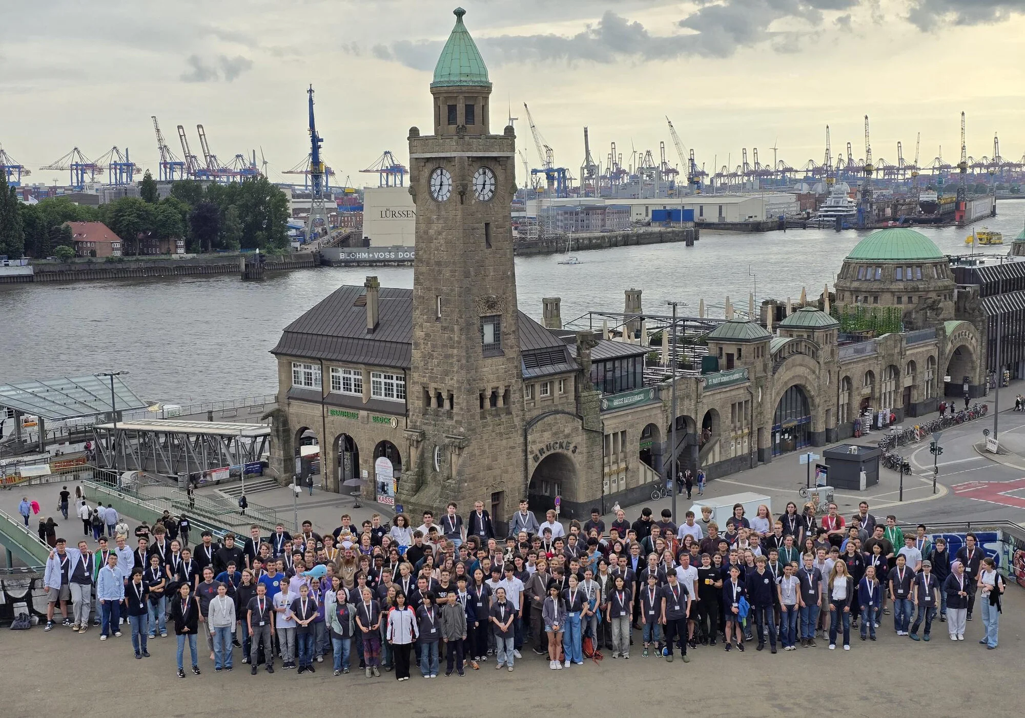 Gruppenbild Teilnehmende Bundesrunde 65. MO Hamburg im Hafen