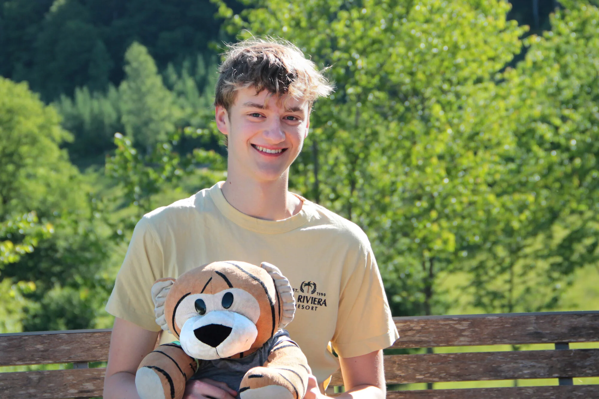 Philip Trebst mit MathemaTigerin draußen im Grünen