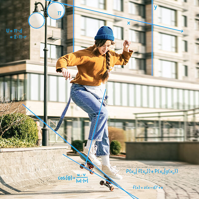 Mädchen auf Skateboard