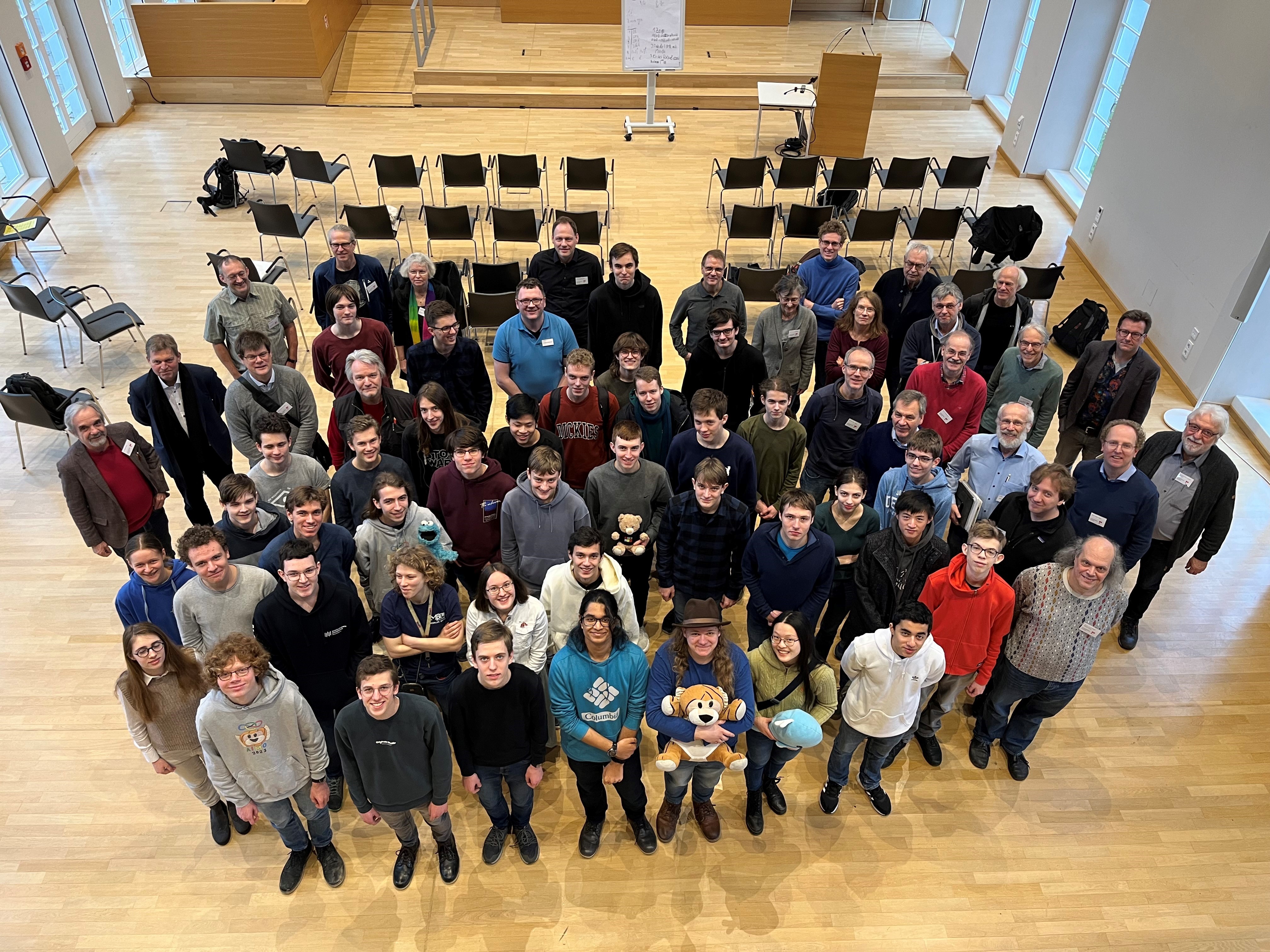 Gruppenbild aller Teilnehmenden des Kolloqiums. Foto von oben in die Aula.